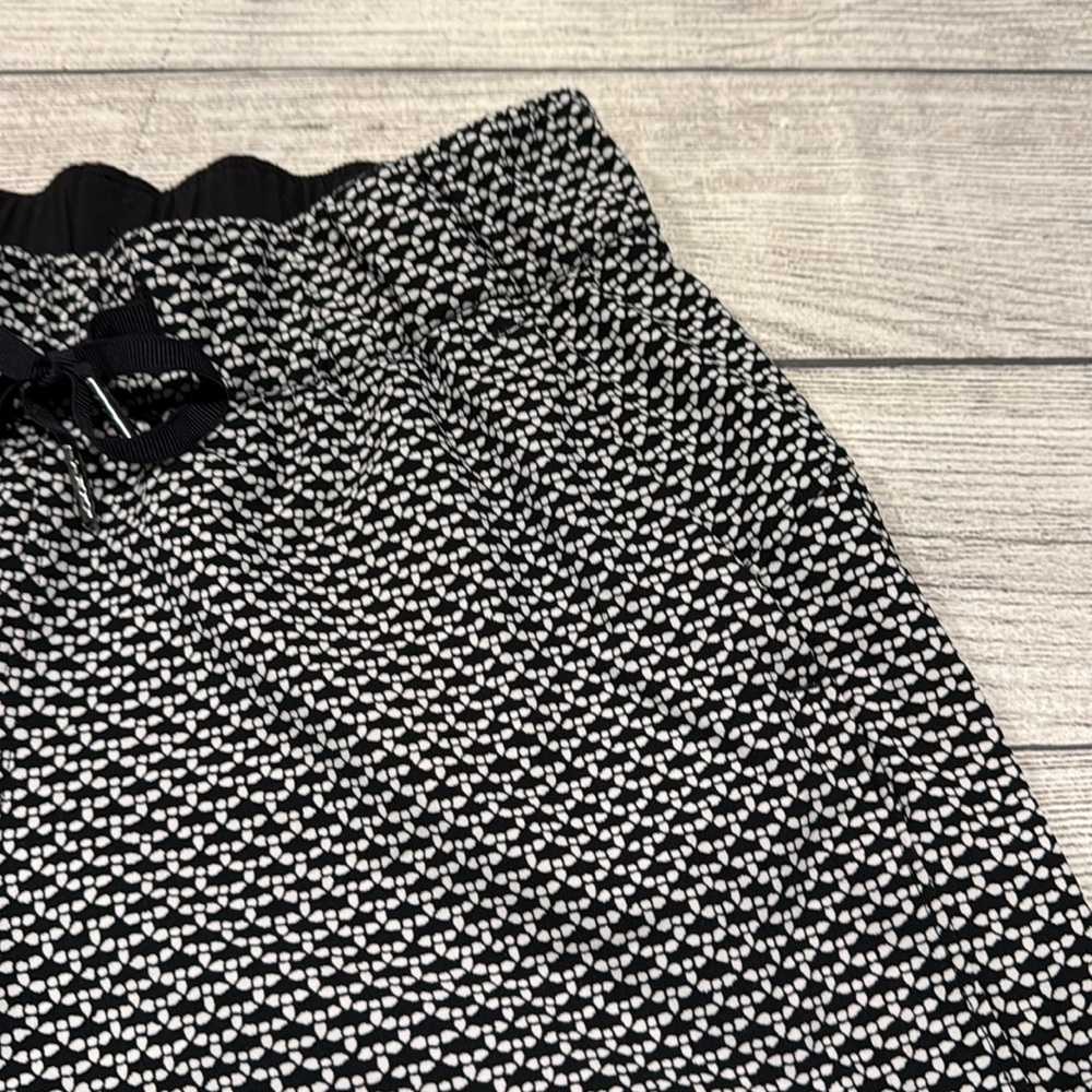 🍋Women’s Lululemon On The Fly Short 2.5” size 4 monochromatic black🍋 - Picture 7 of 16